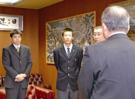 力強く決意を述べた佐藤主将（左から2人目）