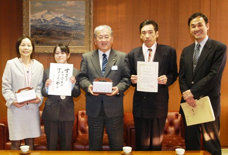 大会には職業指導員の千田京子さん（左）、利用者の丸森優花さん（左から2人目）、加藤由紀也さん（右から2人目）の3人が出場