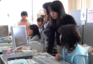 パソコンを操作して本の貸し出し・返却の登録を体験