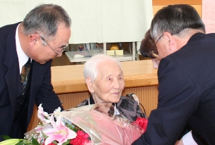 多くの人に祝福され誕生日を迎えた佐藤むめのさん