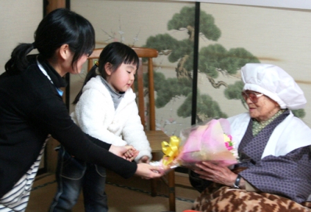 自宅で誕生日を迎えた小野寺ハシメさん