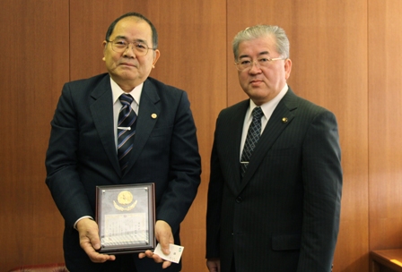 菅原勝雄さん(左)