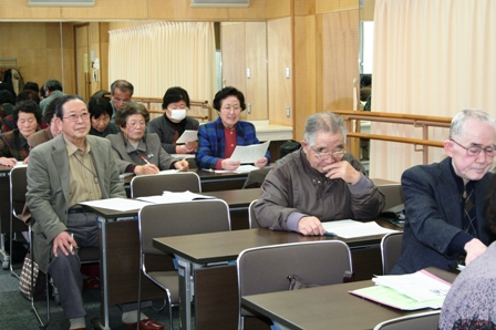 それぞれが句を持ち寄って行われる月1回の学習会