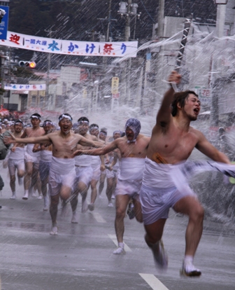 「清め水」を浴びて走る裸男