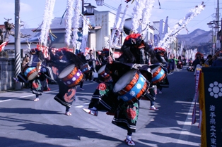 祭りに彩りを添えた鹿踊り