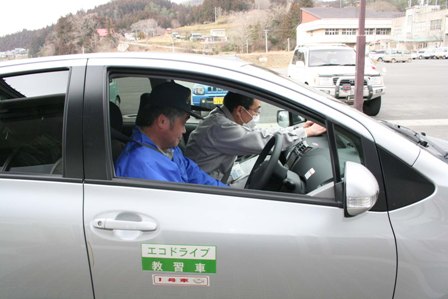 慎重に車を発進させる参加者