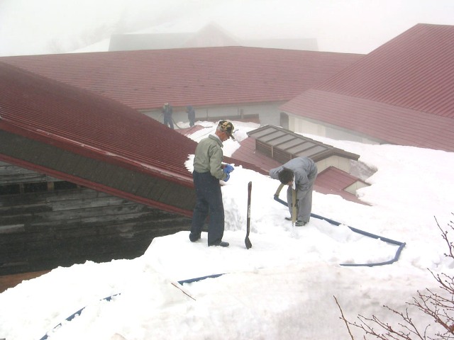 雪の中、開業準備をする須川高原温泉