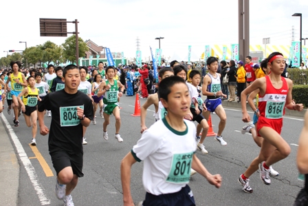 さわやかな汗を流し快走する選手たち