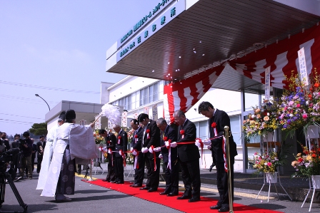 開所を祝いテープカット