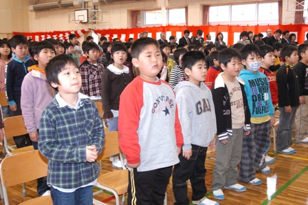 開校式で校歌を高らかに歌う児童たち