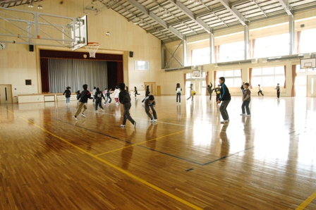 ３．休み時間には子供たちの声が絶えない屋内運動場