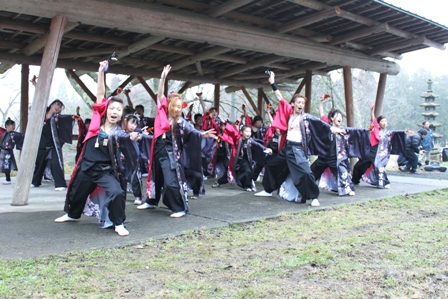 桜室連によるよさこい演舞が山開きに花を添えました