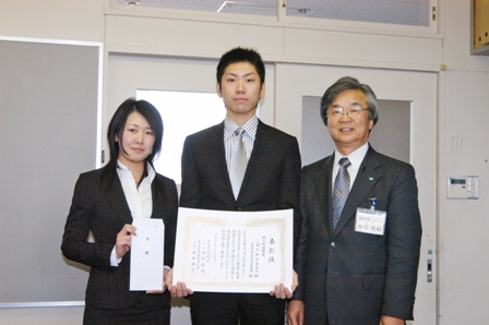     藤堂教育長に受賞報告した盛田綾乃さん（左）、千葉健也さん（中央）