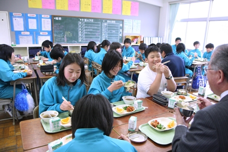 室根中学校で給食を試食