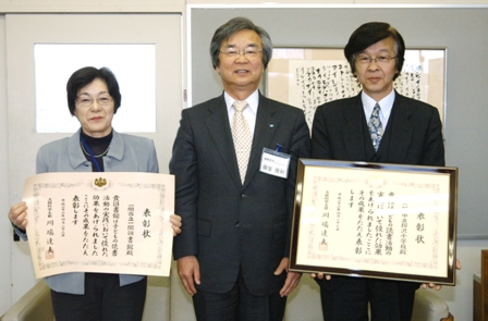 一関図書館村上館長（左）と摺沢小千葉校長（右）