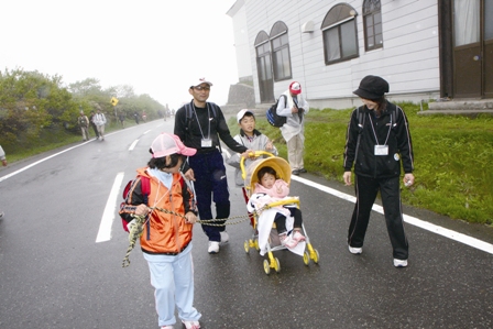 ４.家族５人でウオーキングに参加した千厩町の三浦進さん一家も笑顔で完歩