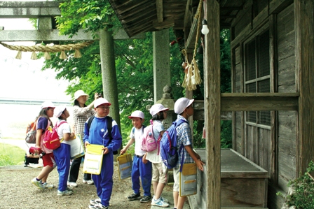 浪分神社の境内を散策する児童たち