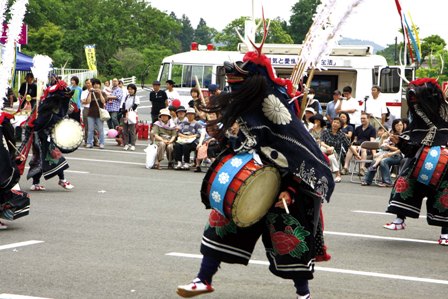 大東高鹿踊部による躍動感あふれる演舞に買い物客が足を止めて見入っていました