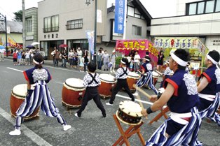 げいび大獅子太鼓の力強い演奏に聞き入る来場者