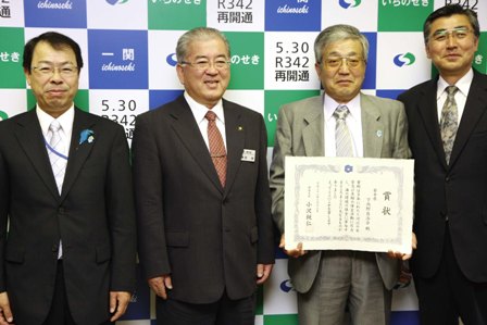 勝部市長（左から２人目）に受賞を報告する勝部欣一下内野自治会長（右から２人目）ら関係者