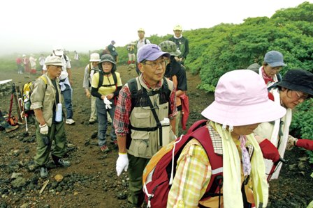 分岐点での小休止後、再スタート。目指す山頂はもうすぐ