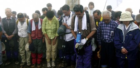 行方不明者が１日も早く家族のもとに帰れるよう参加者全員で祈った