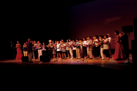     「サーカス」と舞台で共演した「声の学校」参加者