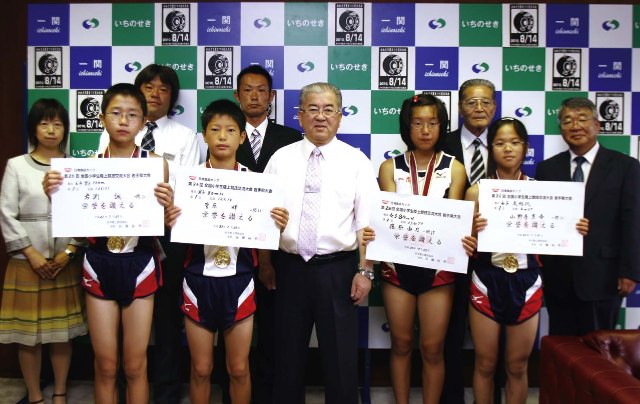 全日本小学生陸上競技交流大会に出場する選手ら関係者