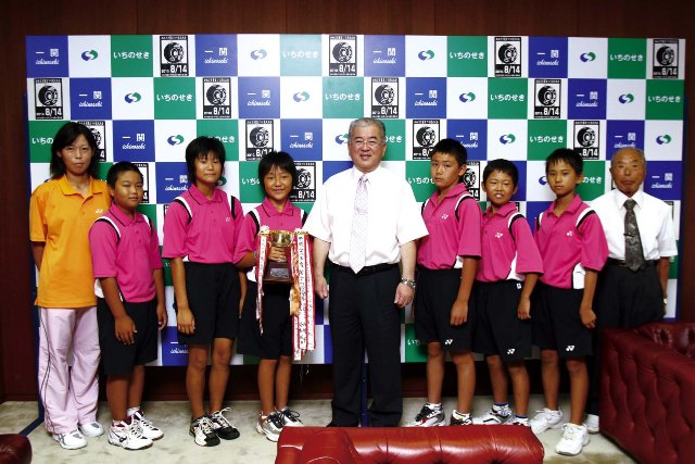 全日本小学生ソフトテニス選手権大会に出場する選手ら関係者