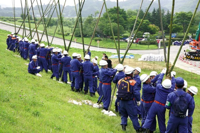 2．堤防の亀裂などを防ぐ「五徳縫い工法」