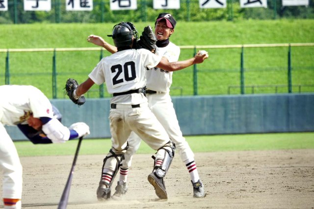 2.優勝を決め抱き合うバッテリー