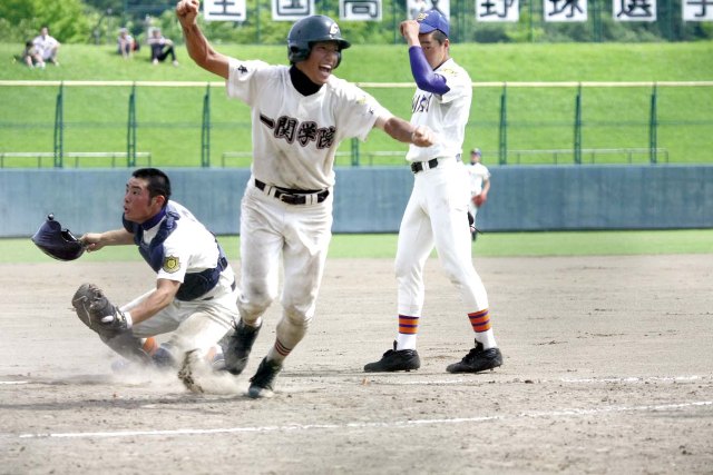 3.好走塁で本塁を陥れ、喜ぶ菅原選手