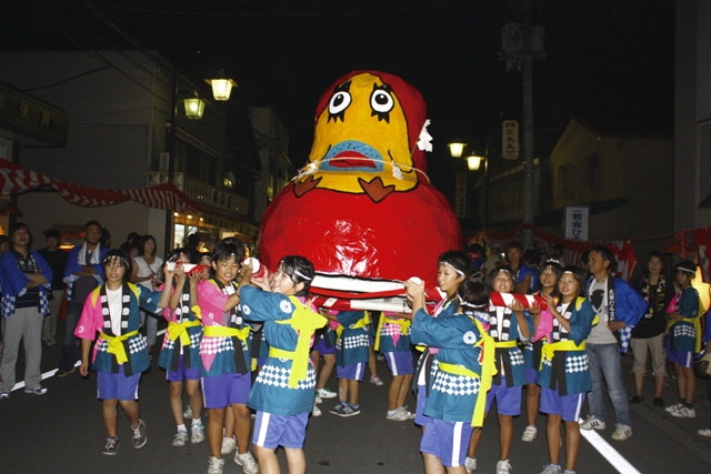 小学６年生も小だるまを担いで参加