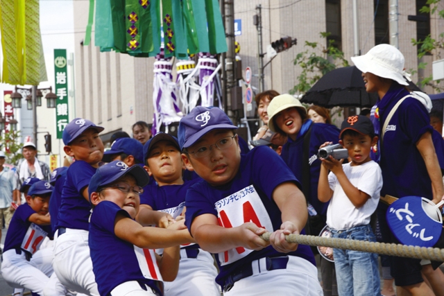 選手、応援ともに燃えた小学生つなひき大会