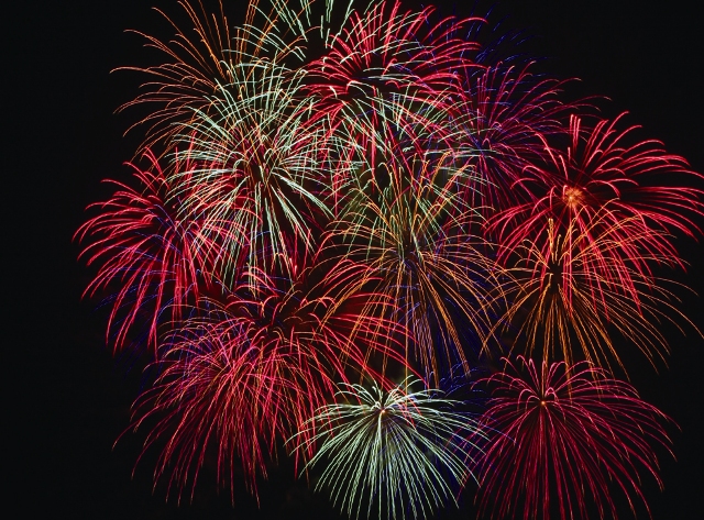 約1万発の花火が夜空を彩りました。