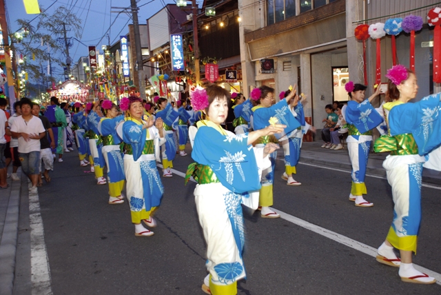 千厩踊りの競演が華やかに