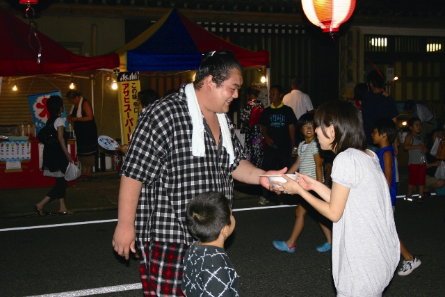 来場者にちゃんこをふるまう紀ノ川さん