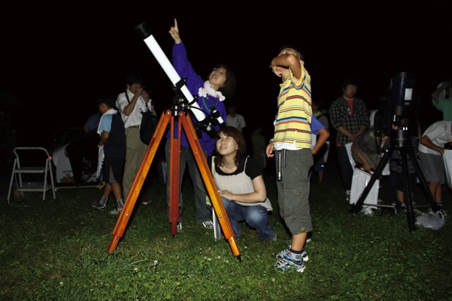 満天の星空を観測する参加者