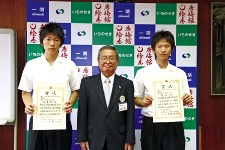 全国8位を田代副市長(中央)に報告した千葉誠人君(左)と佐々木翔君