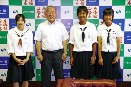 全国大会での活躍を勝部市長(左から2人目)に誓った千葉香純さん(左はじ)、日高ダイヤさん(右から2人目)、大河原恵莉さん