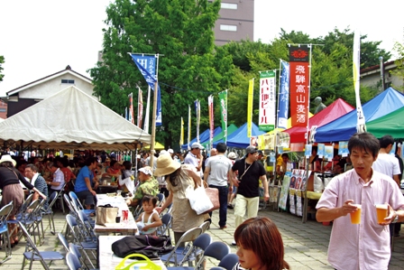 味や香りが一つ一つ異なる地ビールが会場にずらり