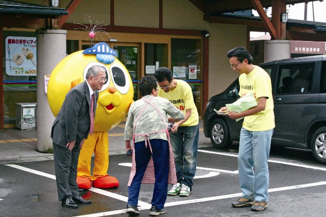 移動市長室で川崎町を訪れた市長と募金活動を行う部員たち