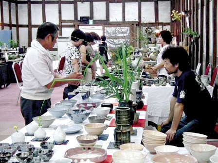 多種多様な作品が並べられた陶芸展会場