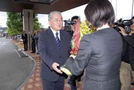 初登庁する勝部市長