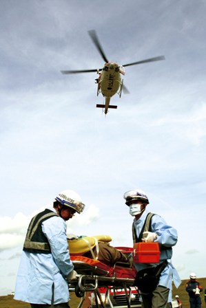 大規模災害時の援助技術や連携能力向上を目指し、8道県から144隊が参加した緊急消防援助隊合同訓練