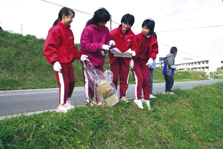 ポイ捨てごみのないきれいなまちをみんなの手で（千厩町内で行われた奥玉スポーツ少年団の清掃活動）