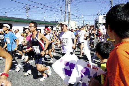 スタートの号砲で一斉に走り出した選手たち