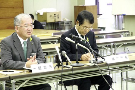 記者会見する勝部市長（左）と畠山藤沢町長