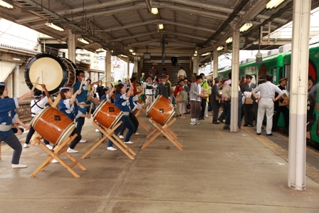 気仙沼行きのイベント列車を時の太鼓の演奏で見送りました