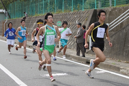 旧津谷川小前を勢いよくスタートした選手たち